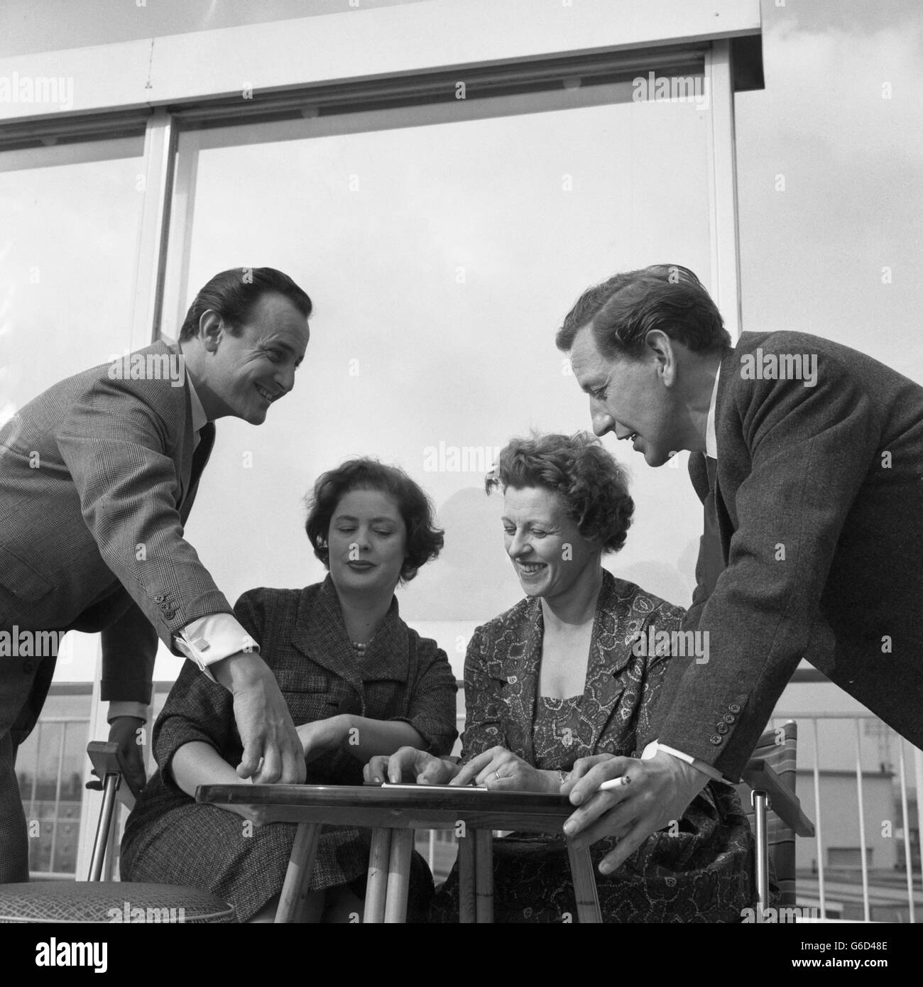 Vier Persönlichkeiten der BBC versammeln sich, um eine neue Mittagssender-Sendung zu promoten. (l-r) David Jacobs, Rosemary MacRoberts, Doreen Stephens und Leonard Maguire. Stockfoto Vier Persönlichkeiten der BBC versammeln sich, um eine neue Mittagssender-Sendung zu promoten. (l-r) David Jacobs, Rosemary MacRoberts, Doreen Stephens und Leonard Maguire. Stockfoto