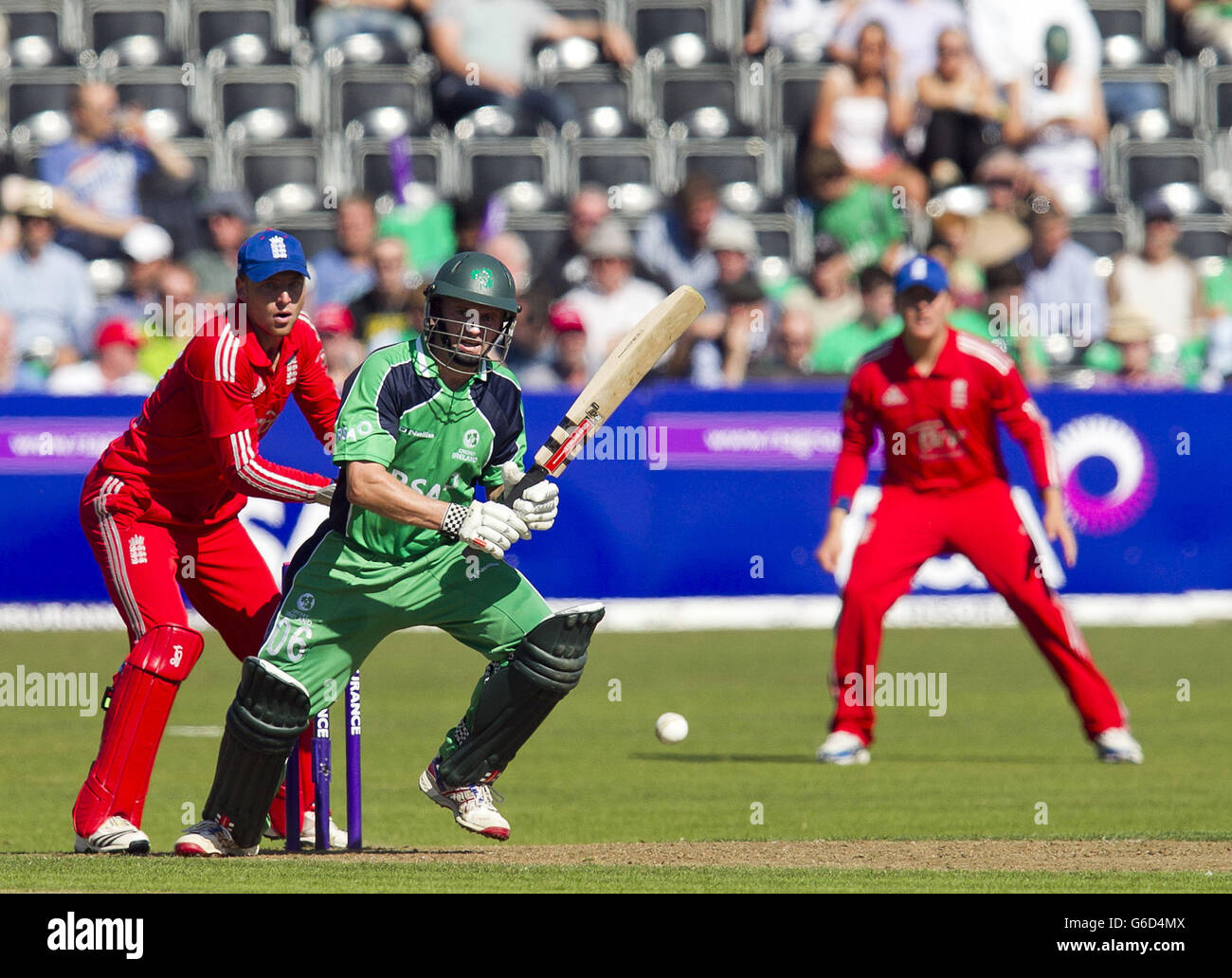 Cricket - One Day International - Irland - England - The Village. Irlands William Potterfield mit Englands Jos Buttler während der One Day International im Village, Dublin. Stockfoto