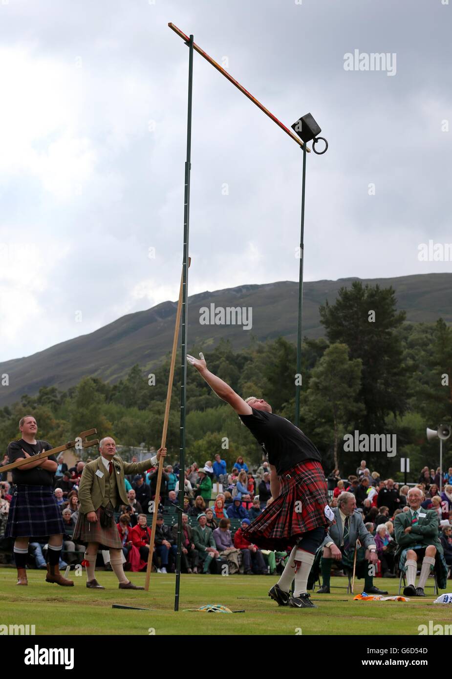 Schwerer Bruce Robb wirft den Hammer beim Braemar Gathering in Braemar im Princess Royal und Duke of Fife Memorial Park, Aberdeenshire. DRÜCKEN Sie VERBANDSFOTO. Bilddatum: Samstag, 7. September 2013. Siehe PA Geschichte ROYAL Braemar. Bildnachweis sollte lauten: Andrew Milligan / PA Wire Stockfoto