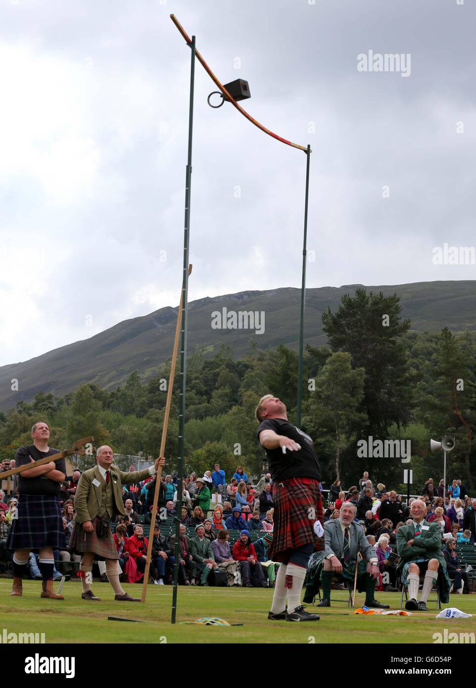 Schwerer Bruce Robb wirft den Hammer beim Braemar Gathering in Braemar im Princess Royal und Duke of Fife Memorial Park, Aberdeenshire. DRÜCKEN Sie VERBANDSFOTO. Bilddatum: Samstag, 7. September 2013. Siehe PA Geschichte ROYAL Braemar. Bildnachweis sollte lauten: Andrew Milligan / PA Wire Stockfoto