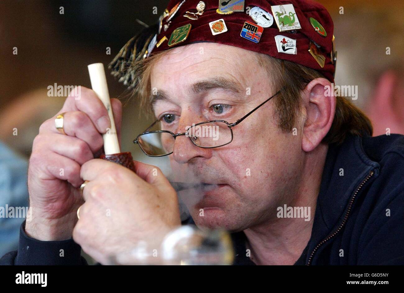 John Garrard vom Pipe Club of Norfolk konzentriert sich während der British Pipe Smoking Championships intensiv. * Raucher hofften, den britischen Rekord von 2 Stunden 5 Minuten zu brechen, weil sie eine Pfeife am Turnierplatz im Old Silhilians Rugby and Cricket Club in Knowle, in der Nähe von Solihull, West Midlands, angezündet hatten. Stockfoto