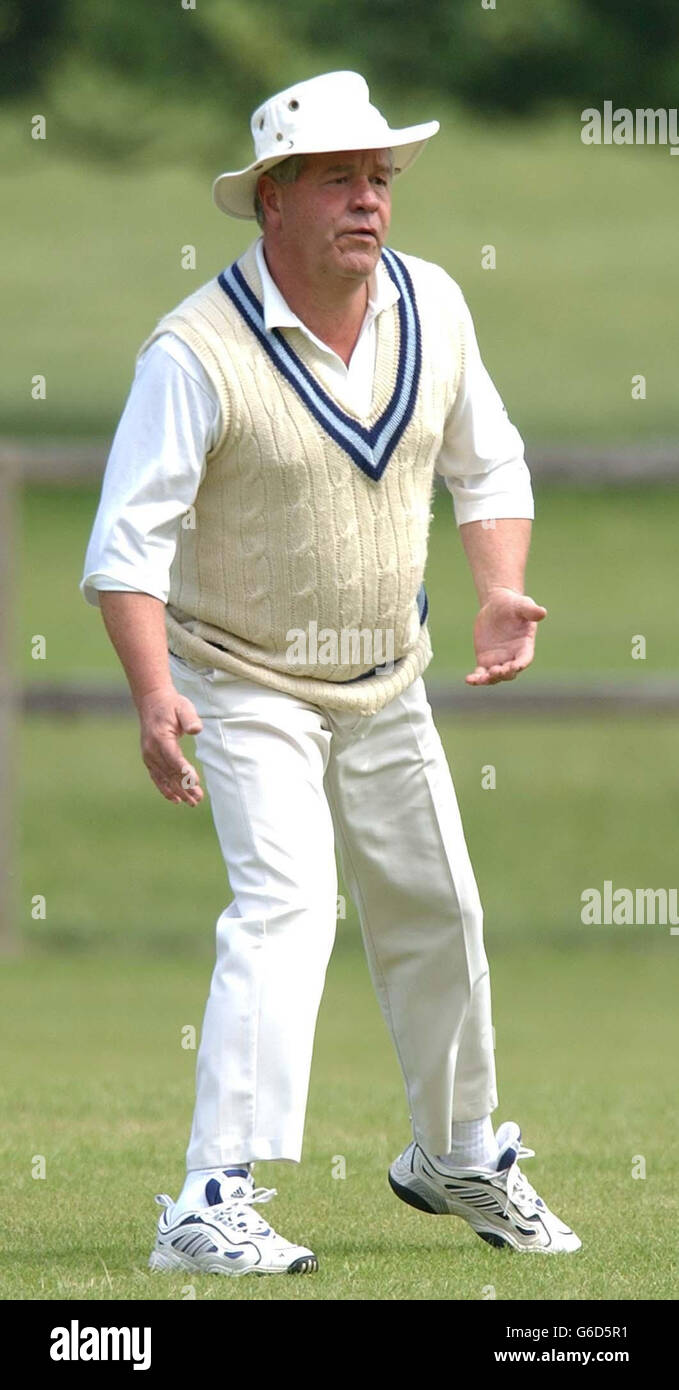 Sir Michael Stoute, Gewinner-Trainer von Kris Kin beim Vodafone Derby, wird Trainer, wenn die Dorfseite von Exning die Newmarket Trainers XI bei Exning in Suffolk gewinnt. Stockfoto