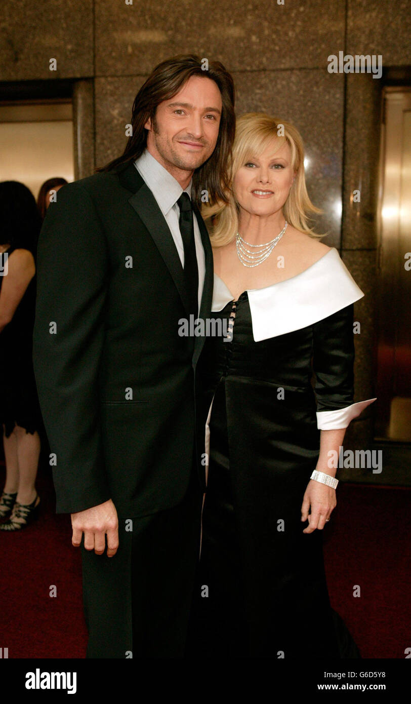 Hugh Jackman und Deborra-Lee Furness kommen bei den Tony Awards 2003 in der Radio City Music Hall in New York City an. Stockfoto
