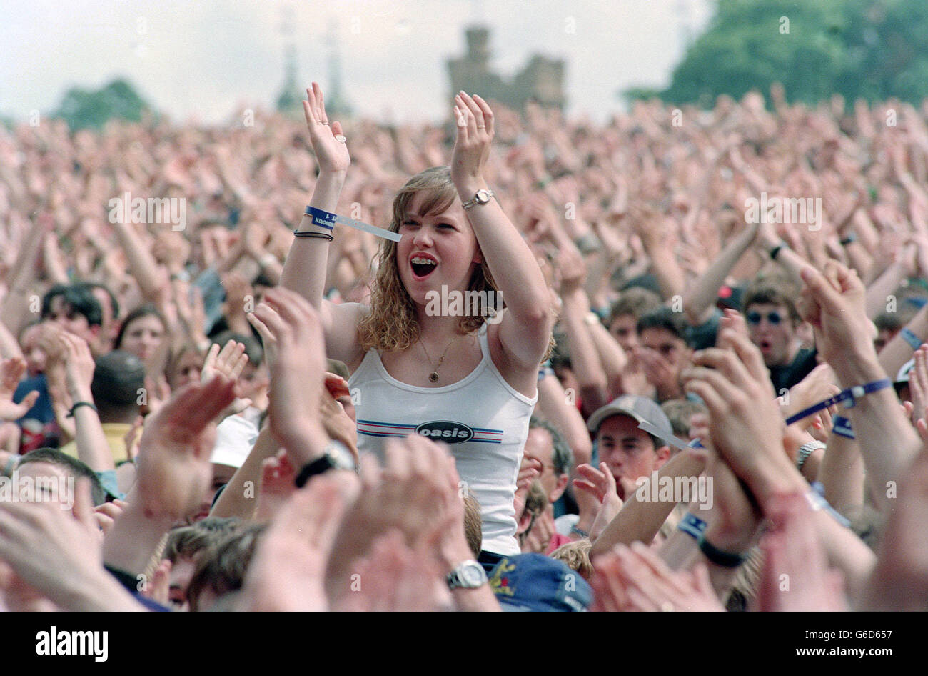 Ein Oasis-Fan genießt das Konzert im Knebworth House in Hertforshire. Stockfoto