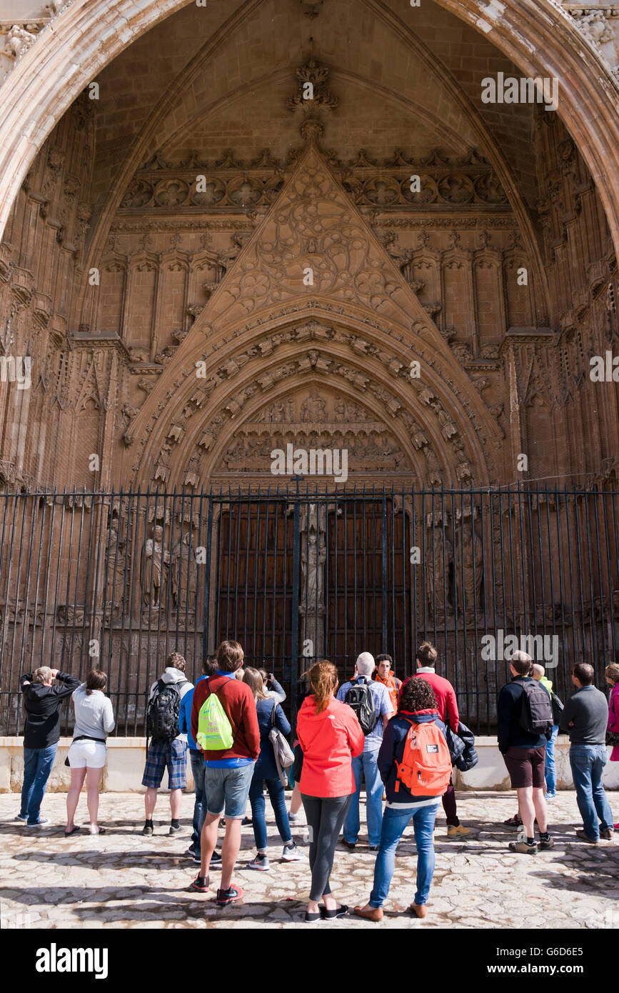 Vertikale Ansicht einer Reisegruppe vor der Kathedrale in Palma de Mallorca. Stockfoto