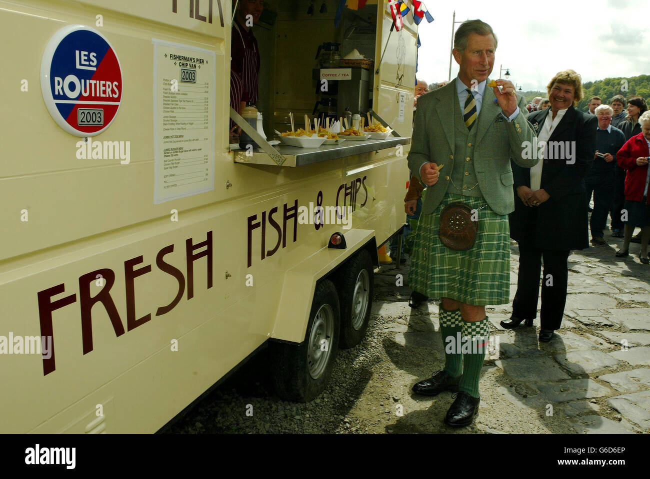 Der Prinz von Wales, der bei einem Fisch- und Chipvan stand, gab ihm das königliche Gütesiegel, als er eine schottische Insel besuchte. Der Prinz, * .., der den Titel Duke of Rothesay in Schottland verwendet, hat frische Jakobsmuscheln aus dem Fisherman s Pier Chip van in Tobermory, auf der Isle of Mull, geschmeckt, bevor er sie als 'delicious' deklarierte. Die Besitzer Jeanette Gallagher und Jane MacLean waren erfreut, dem königlichen Besucher einige lokale Produkte zu servieren. Stockfoto