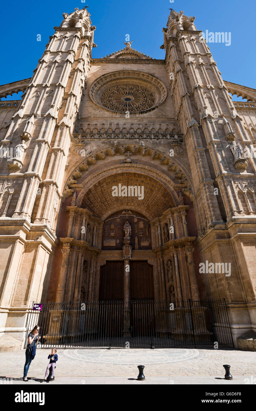 Vertikale Ansicht des Hauptportals auf der Südseite der Kathedrale von Palma, Mallorca. Stockfoto