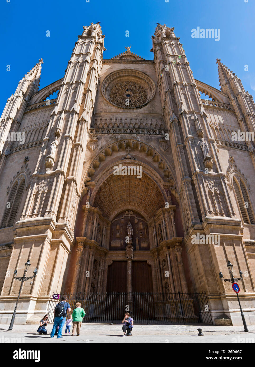 Vertikale (2 Bild Heftung) Ansicht des Hauptportals auf der Südseite der Kathedrale von Palma, Mallorca. Stockfoto