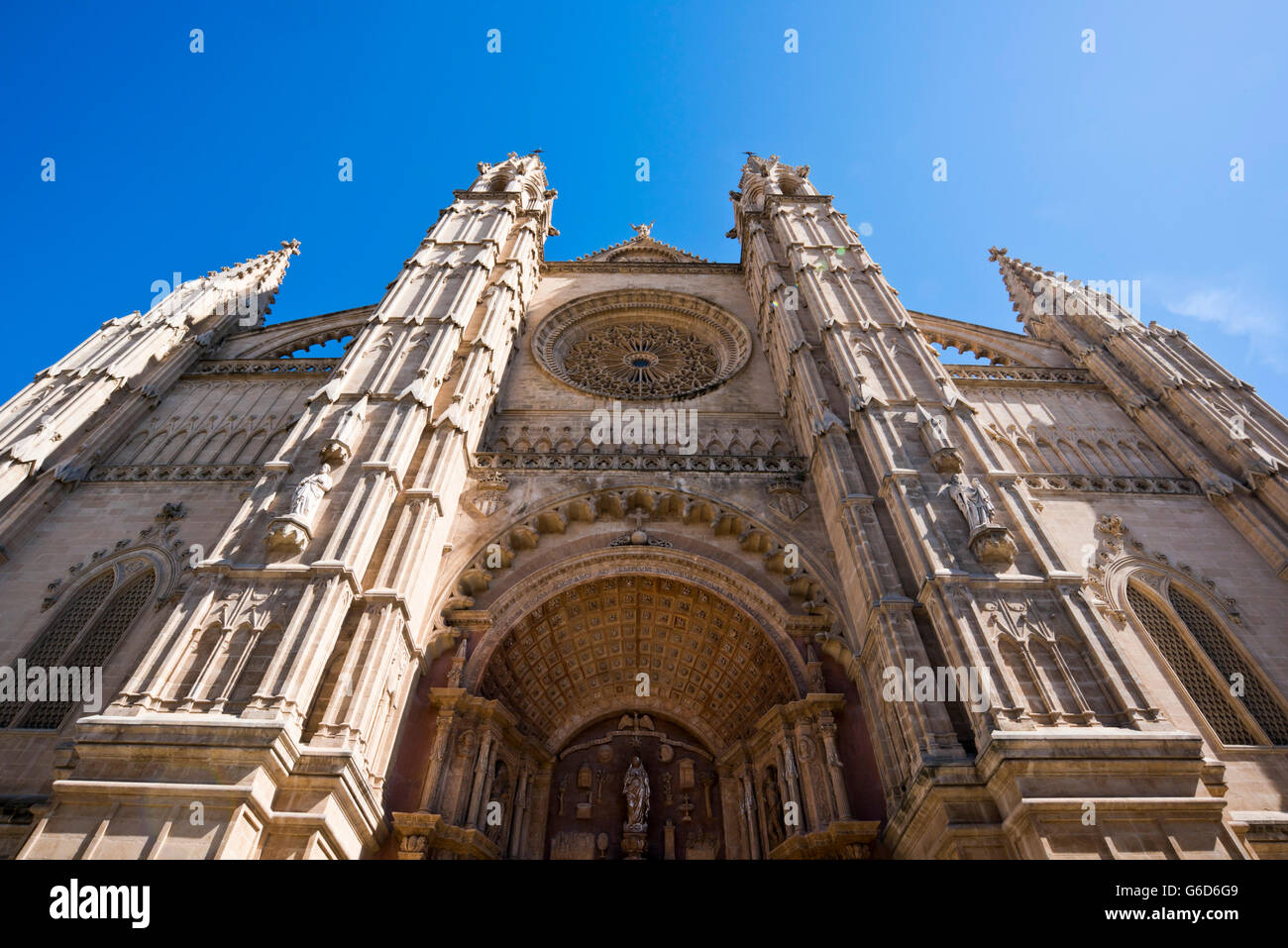 Horizontale Ansicht der Details auf der Südseite der Kathedrale von Palma, Mallorca. Stockfoto