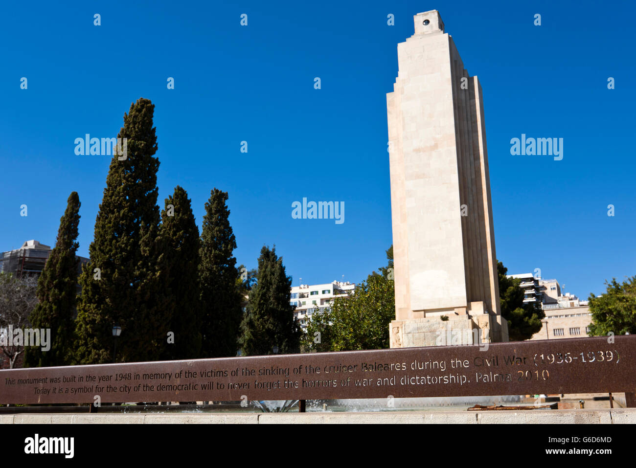 Horizontale Sicht auf ein Denkmal für die Soldaten der Balearen in Palma de Mallorca im Parque De La Feixina. Stockfoto