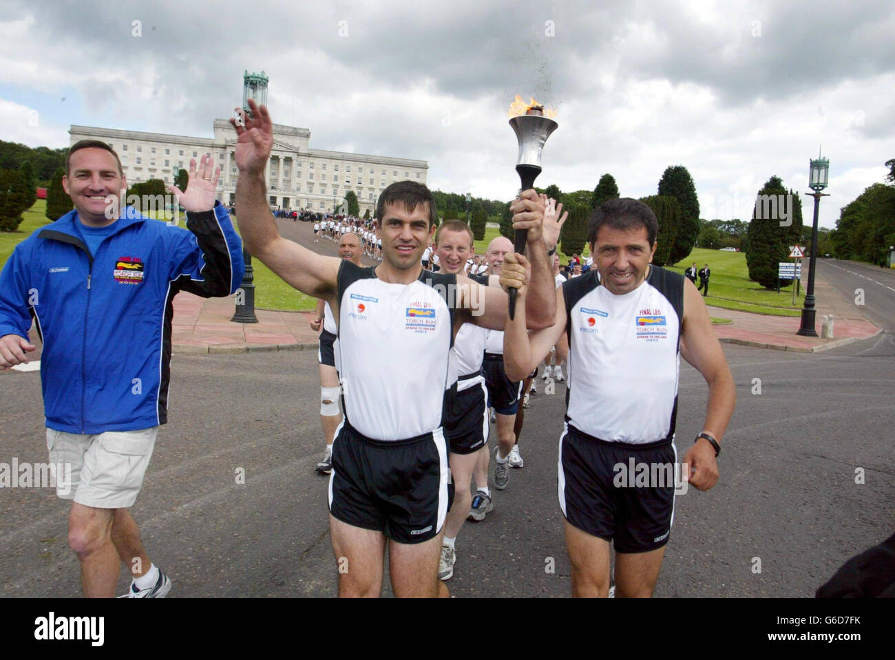 Der ehemalige griechische Athlet Savvas Vikelis (rechts) und Alexandros Kappis, ein griechischer Polizist, kommen mit der Fackel für die Special Olympics nach Stormont, Nordirland, und markieren den offiziellen Countdown zum Turnierbeginn. * Tausende jubelnde Menschen begrüßten die Special Olympics 'Flame of Hope' in Nordirland auf ihrer Reise von Athen zu den World Summer Games in Dublin. In der Küstenstadt Bangor herrschte eine Karnevalsatmosphäre, als die Flamme schließlich auf der Insel Irland ankam. Seit er in Athen am 4. Juni beleuchtet wurde, wurde er mehr als 9,300 Meilen (15.000km) durch getragen Stockfoto