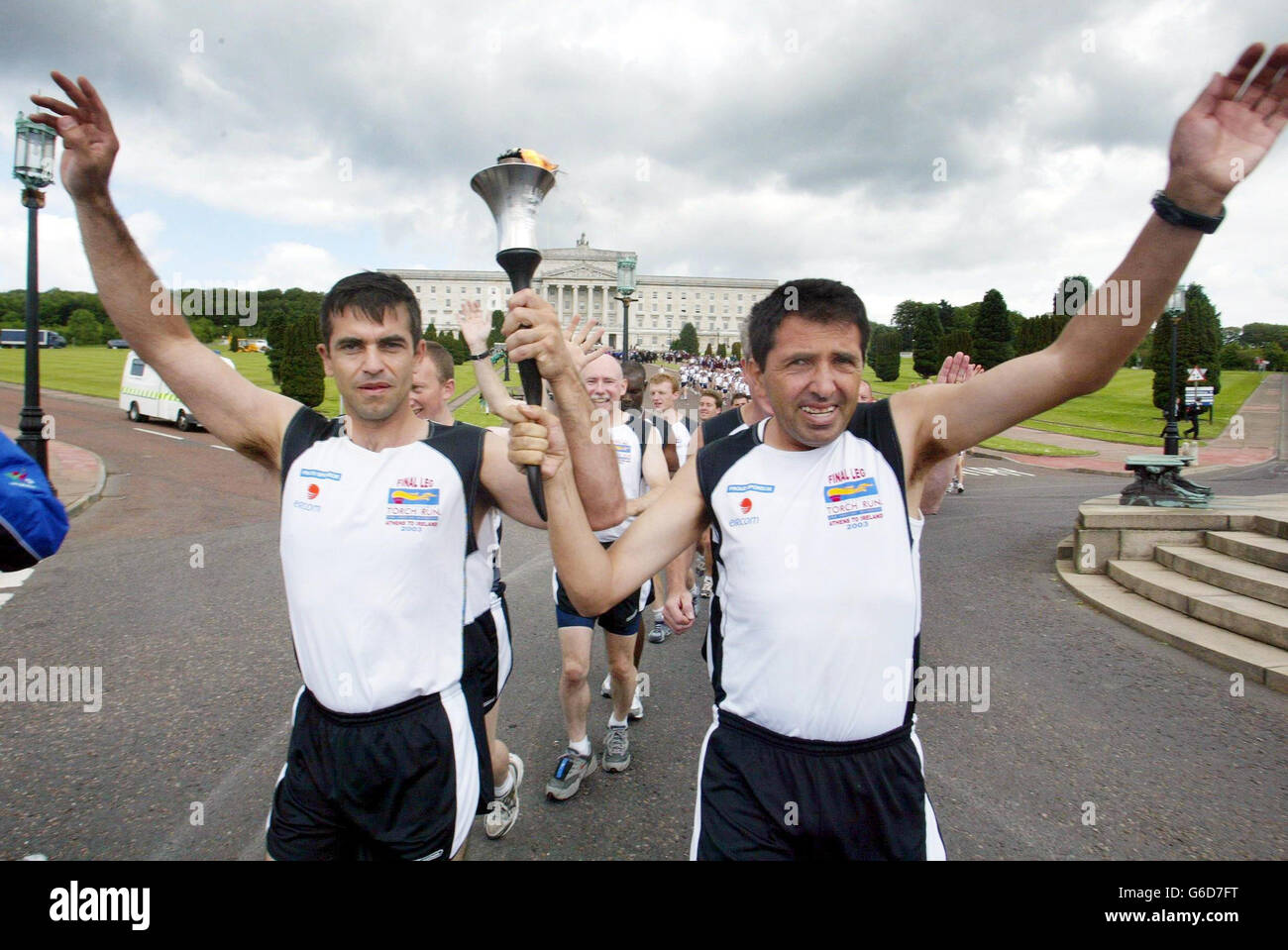 Der ehemalige griechische Athlet Savvas Vikelis (rechts) und Alexandros Kappis, ein griechischer Polizist, kommen mit der Fackel für die Special Olympics nach Stormont, Nordirland, und markieren den offiziellen Countdown zum Turnierbeginn. * Tausende jubelnde Menschen begrüßten die Special Olympics 'Flame of Hope' in Nordirland auf ihrer Reise von Athen zu den World Summer Games in Dublin. In der Küstenstadt Bangor herrschte eine Karnevalsatmosphäre, als die Flamme schließlich auf der Insel Irland ankam. Seit er in Athen am 4. Juni beleuchtet wurde, wurde er mehr als 9,300 Meilen (15.000km) durch getragen Stockfoto
