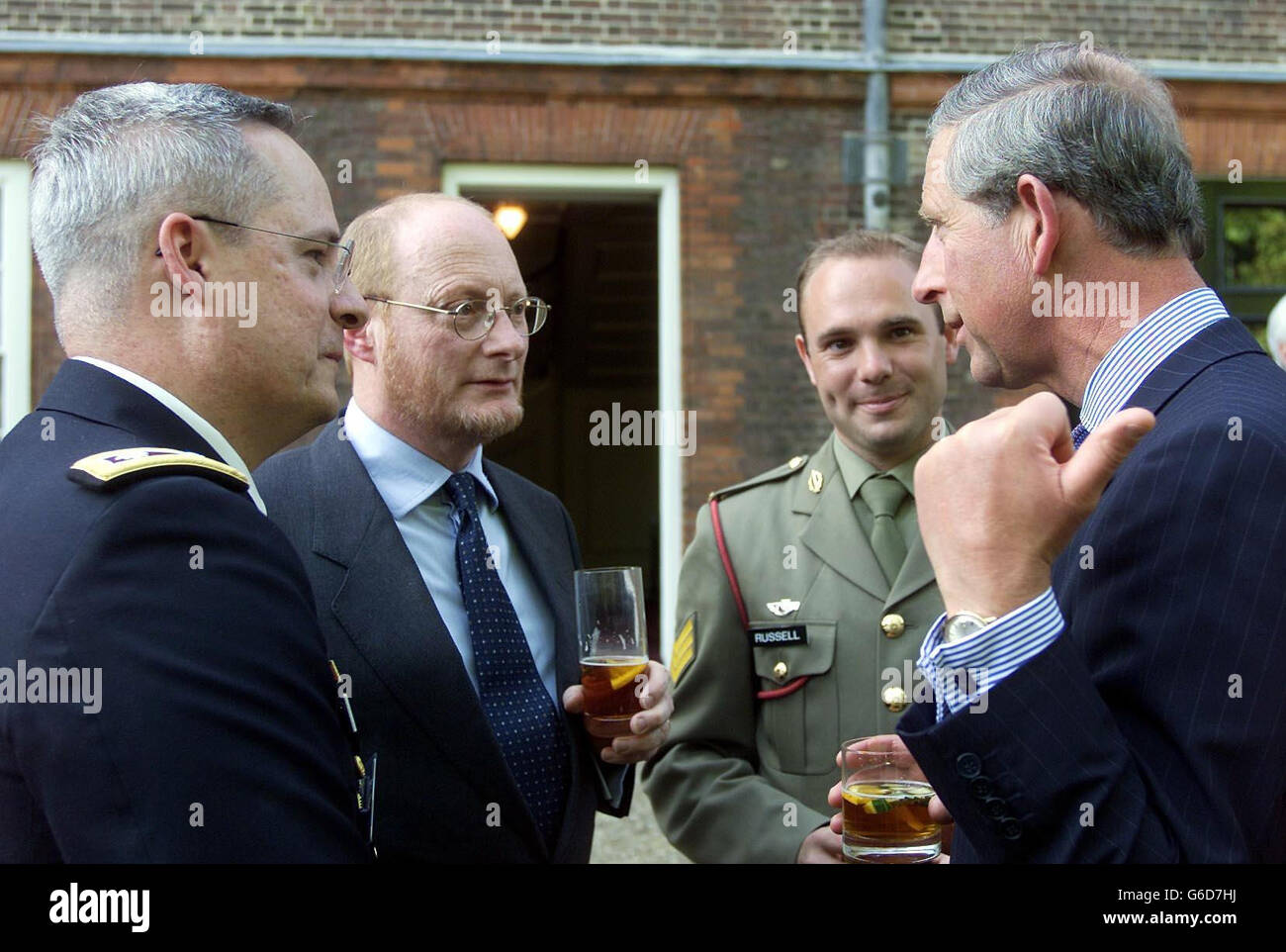 Der Prinz von Wales (rechts) in seiner Eigenschaft als Patron des Osteopathic Council gibt einen Empfang in den Gärten des St. James Palace, um die Räte Arbeit zu feiern. * (l/r) Oberst Todd Dombroski, Berater des US-Verteidigungsministeriums Simon Fielding, Vorsitzender des Allgemeinen Osteopathischen rates, und Sergeant Craig Russell Australian Army aus Melbourne, der mit dem Prince of Wales 2003 Award ausgezeichnet wurde. Stockfoto