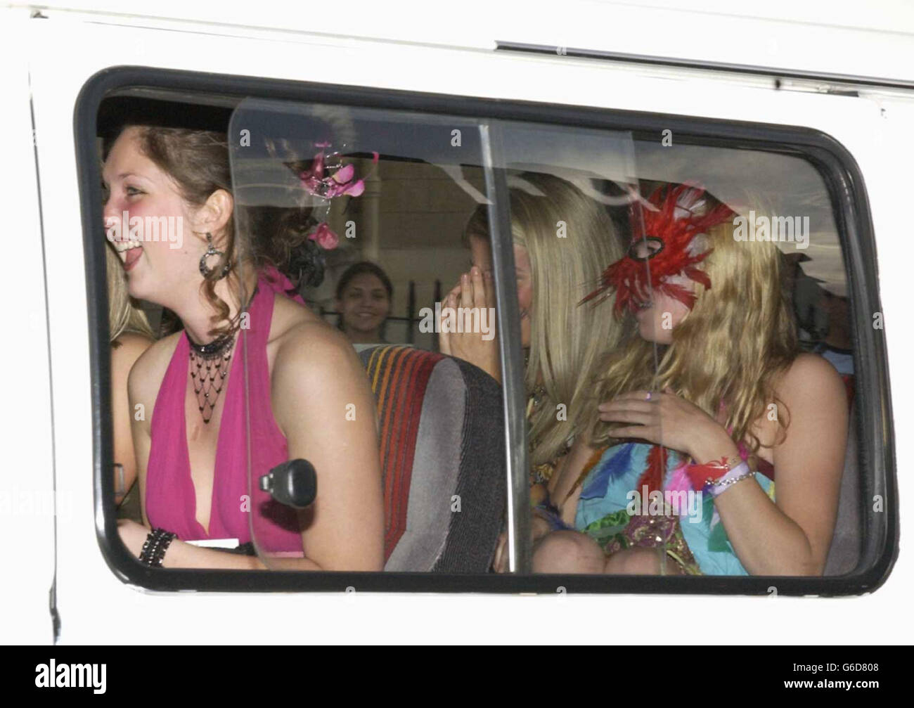 Weibliche Gäste in schickem Kleid kommen im Schloss Windsor an, um Prinz William's 21. Geburtstag zu feiern. Stockfoto