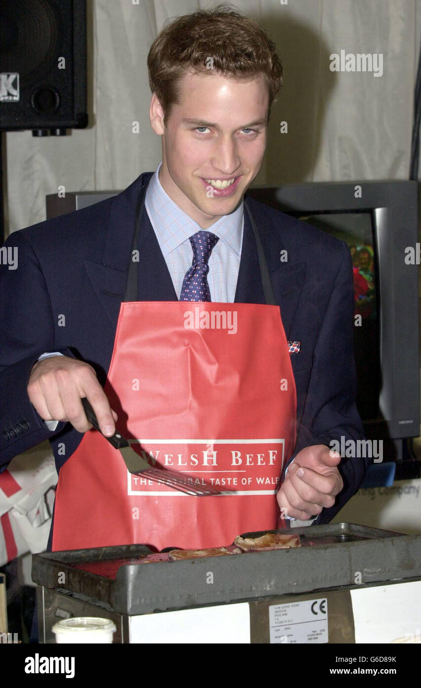 Der britische Prinz William versucht sich mit seinem Vater, dem Prince of Wales, und dem Küchenchef Melfyn Thomas beim Besuch des Anglesey Agricultural Center in Anglesey in Wales beim Kochen. * Prinz William nimmt mit seinem Vater Prinz Charles an einem offiziellen Besuch in Wales Teil, um seinen bevorstehenden 21. Geburtstag am 21. Juni zu feiern. Die Reise wird die einzige offizielle Verlobung sein, um sein Kommen des Alters zu markieren. Stockfoto
