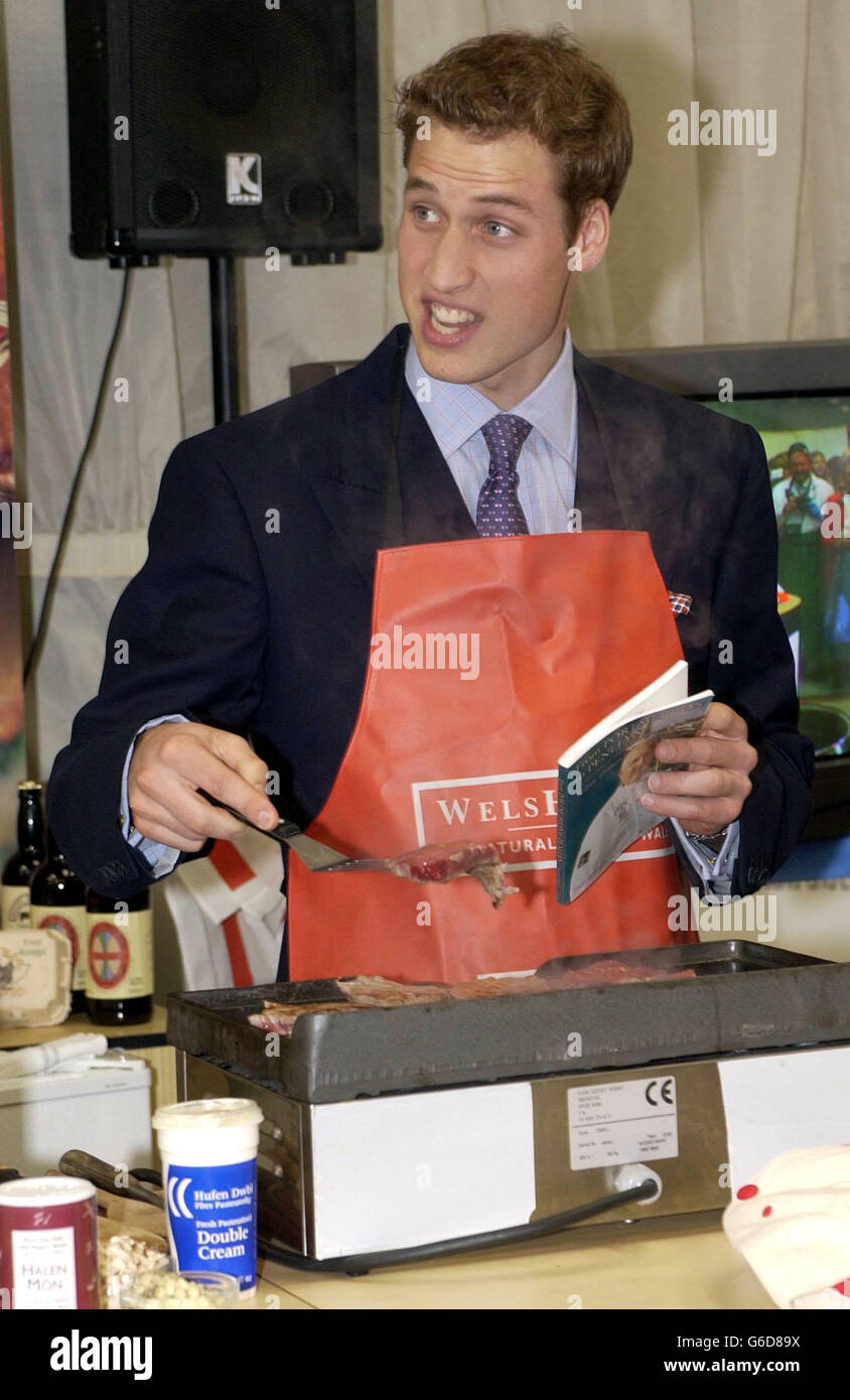 Der britische Prinz William versucht sich mit seinem Vater, dem Prince of Wales, und dem Küchenchef Melfyn Thomas beim Besuch des Anglesey Agricultural Center in Anglesey in Wales beim Kochen. * Prinz William nimmt mit seinem Vater Prinz Charles an einem offiziellen Besuch in Wales Teil, um seinen bevorstehenden 21. Geburtstag am 21. Juni zu feiern. Die Reise wird die einzige offizielle Verlobung sein, um sein Kommen des Alters zu markieren. Stockfoto