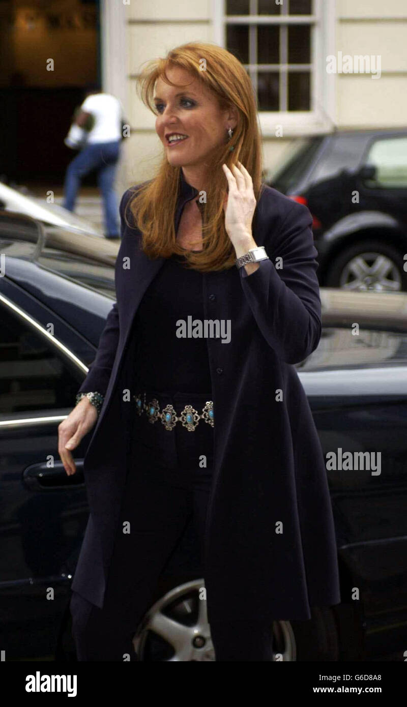 Die Herzogin von York kommt in der Halcyon Gallery in Mayfair an, wo sie eine Ausstellung mit Fotodrucken aus ihrem neuen Buch Moments zeigt. * als leidenschaftliche Amateurfotografin hat die Herzogin eine Reihe von Bildern zusammengestellt, die sie während ihrer Weltreisen selbst aufgenommen hat. Das Buch ist zeitlich auf den 10. Jahrestag von Children in Crisis abgestimmt, der Wohltätigkeitsorganisation, die sie 1993 gegründet hat. Stockfoto