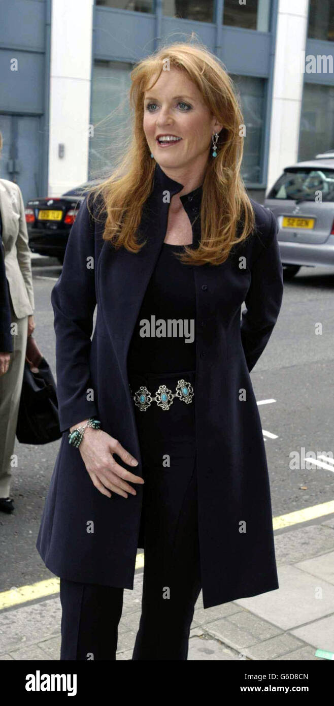 Die Herzogin von York kommt in der Halcyon Gallery in Mayfair an, wo sie eine Ausstellung mit Fotodrucken aus ihrem neuen Buch Moments zeigt. * als leidenschaftliche Amateurfotografin hat die Herzogin eine Reihe von Bildern zusammengestellt, die sie während ihrer Weltreisen selbst aufgenommen hat. Das Buch ist zeitlich auf den 10. Jahrestag von Children in Crisis abgestimmt, der Wohltätigkeitsorganisation, die sie 1993 gegründet hat. Stockfoto