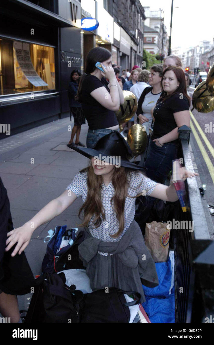 Mädchen stehen vor Waterstones in Piccadilly, London, für den mit Spannung erwarteten fünften Teil von Harry Potter in der Schlange. Stockfoto