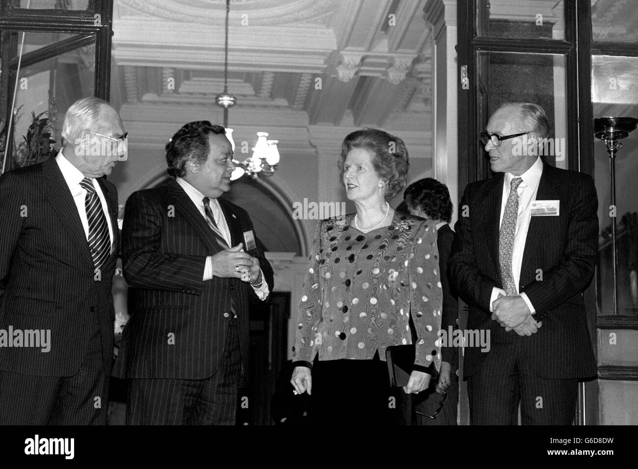 Premierministerin Margaret Thatcher und von links Ehemann Denis Thatcher, Commonwealth-Generalsekretär Shridath Ramphal und Umweltminister Nicholas Ridley, der den Vorsitz der Konferenz "die Ozonschicht zu erhalten" führt, bei einem Konferenzempfang in London. Stockfoto