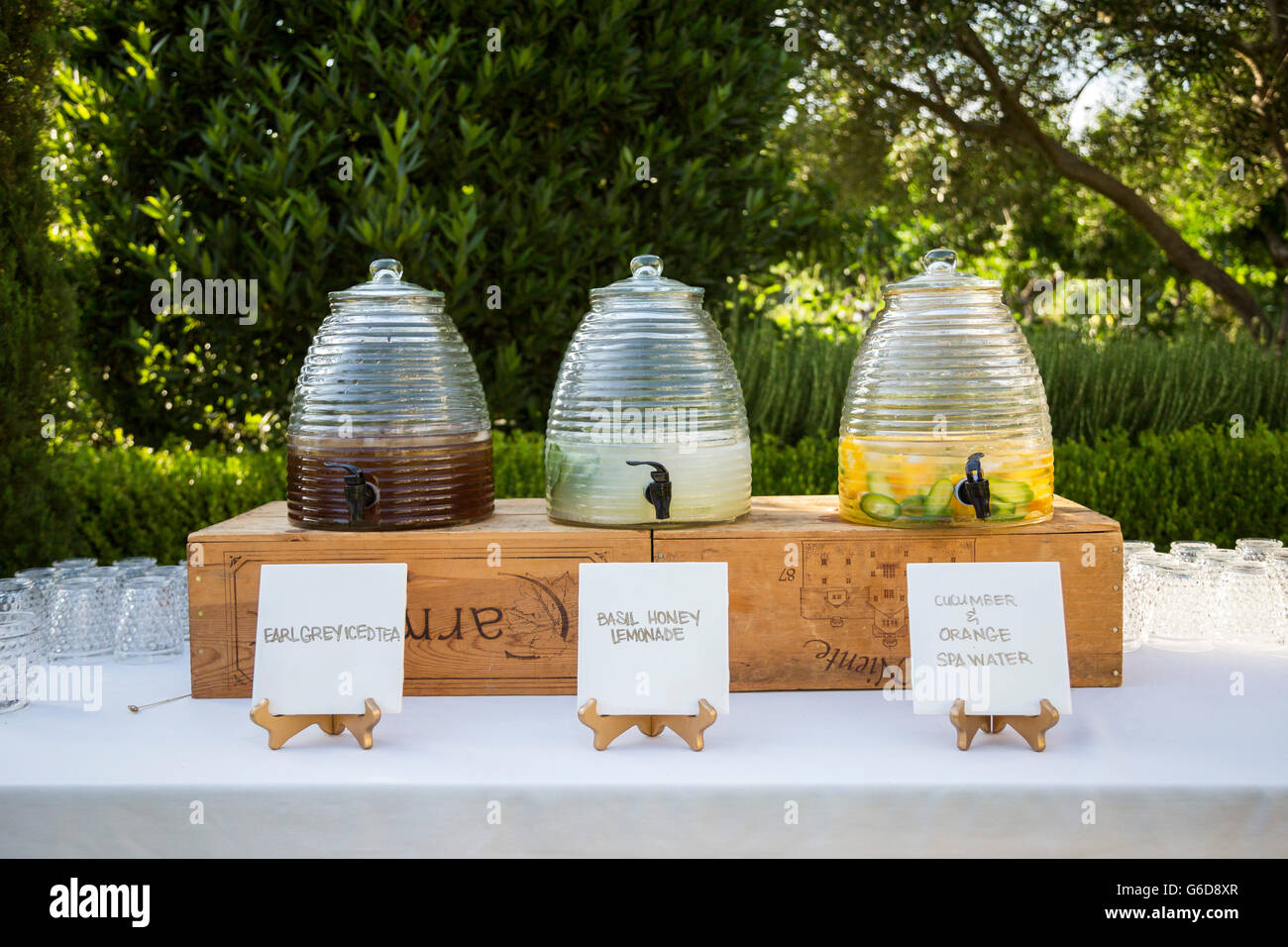 Gesunde Getränke für eine Party auf einem Tisch im freien angezeigt. Stockfoto