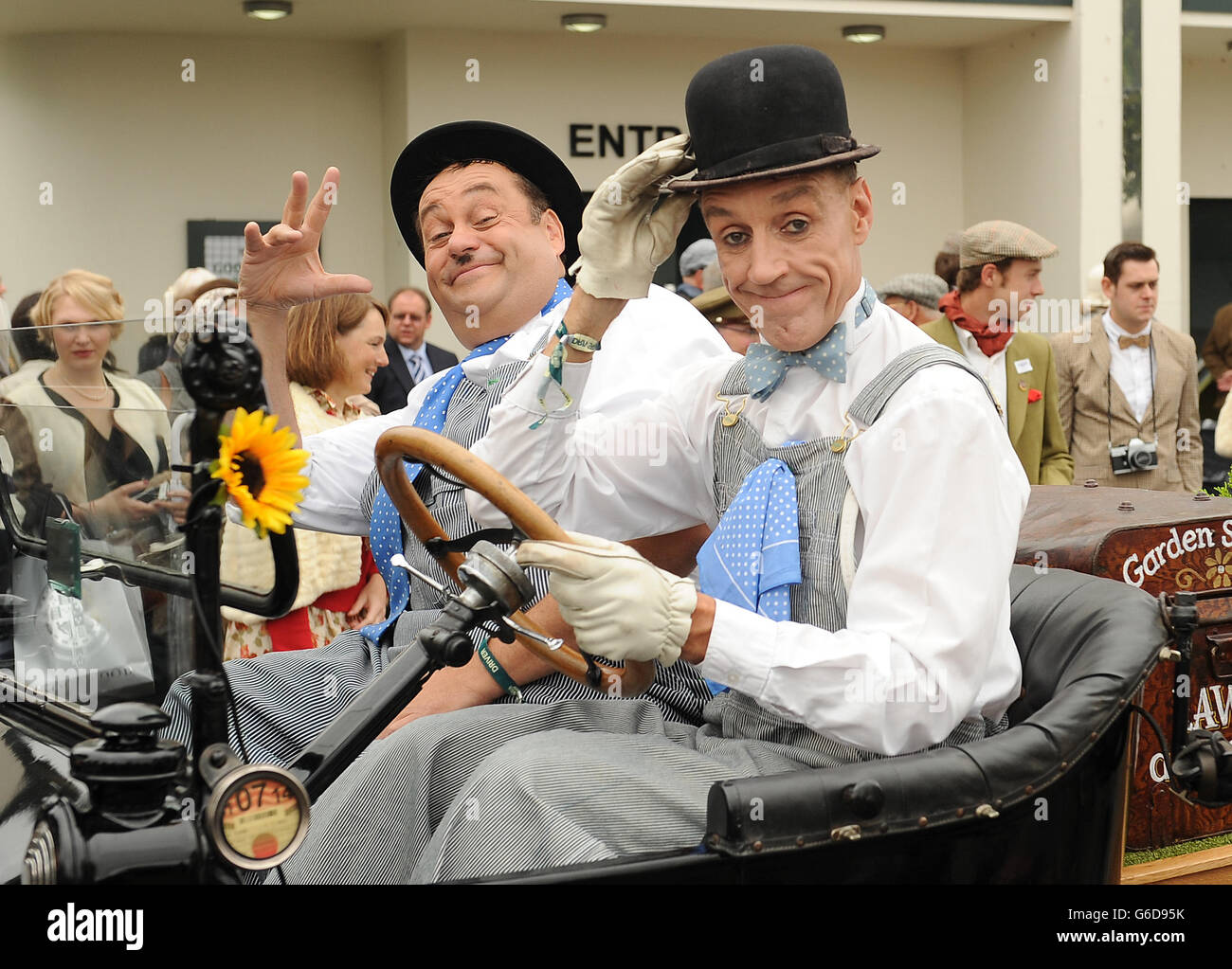 Wiederbelebung Von Goodwood. Zwei Schauspieler, die Laurel und Hardy spielen, unterhalten das Publikum beim Goodwood Revival. Stockfoto