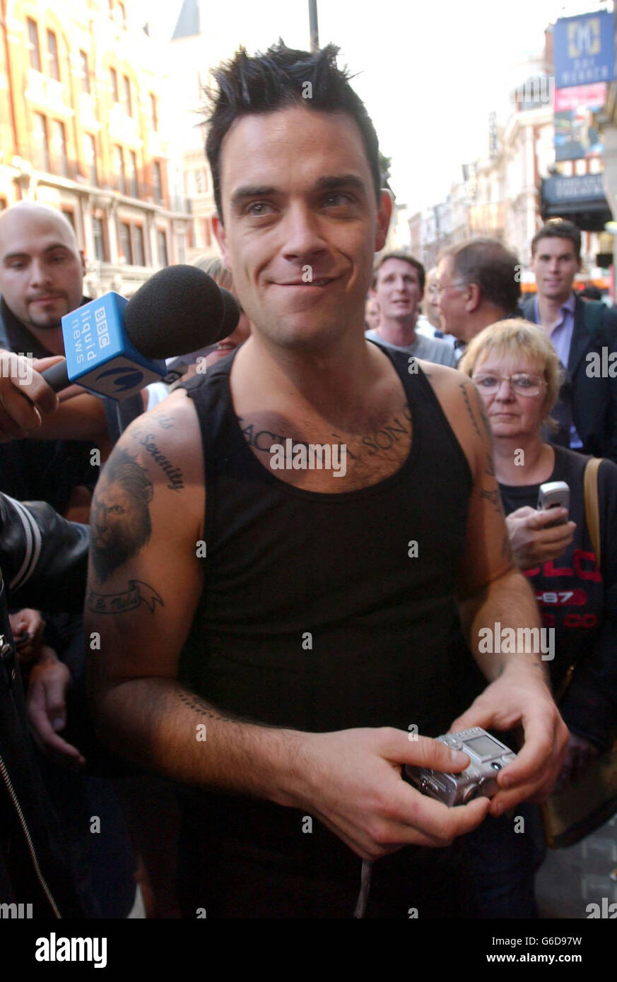 Robbie Williams bei der Ankunft im Queen's Theatre in London zum 30-jährigen Jubiläum der Rocky Horror Show. * 25/06/03 der Rockstar war, startete für UNICEF einen Kurzfilm, um die Schrecken des Kinderhandels zu markieren. *26/12/03: Chart-Star Robbie Williams, ausgestellt, der sich selbst als Marke eingetragen hat, um Menschen daran zu hindern, sich auf seinen Namen einzuzahlen. Der Sänger hat sich das Recht vorbehalten, seinen Namen auf Videos und CDs, Buntstiften und Papierservietten zu verwenden. Er schließt sich Stars wie Madonna und Fußballstar David Beckham an, die ihre Namen eingereicht haben, um ihnen Schutz zu geben und Munition hinzuzufügen Stockfoto