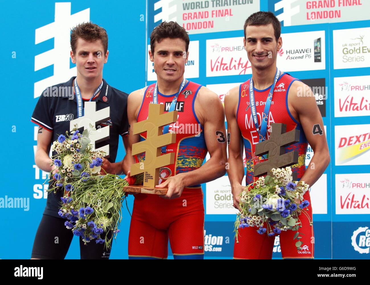 Jonathan Brownlee (links) mit dem Sieger des Rennens, dem spanischen Javier Gomez, und dem dritten spanischen Mario Mola (links) während des Elite Mens PruHealth World Triathlon im Hyde Park, London. Stockfoto