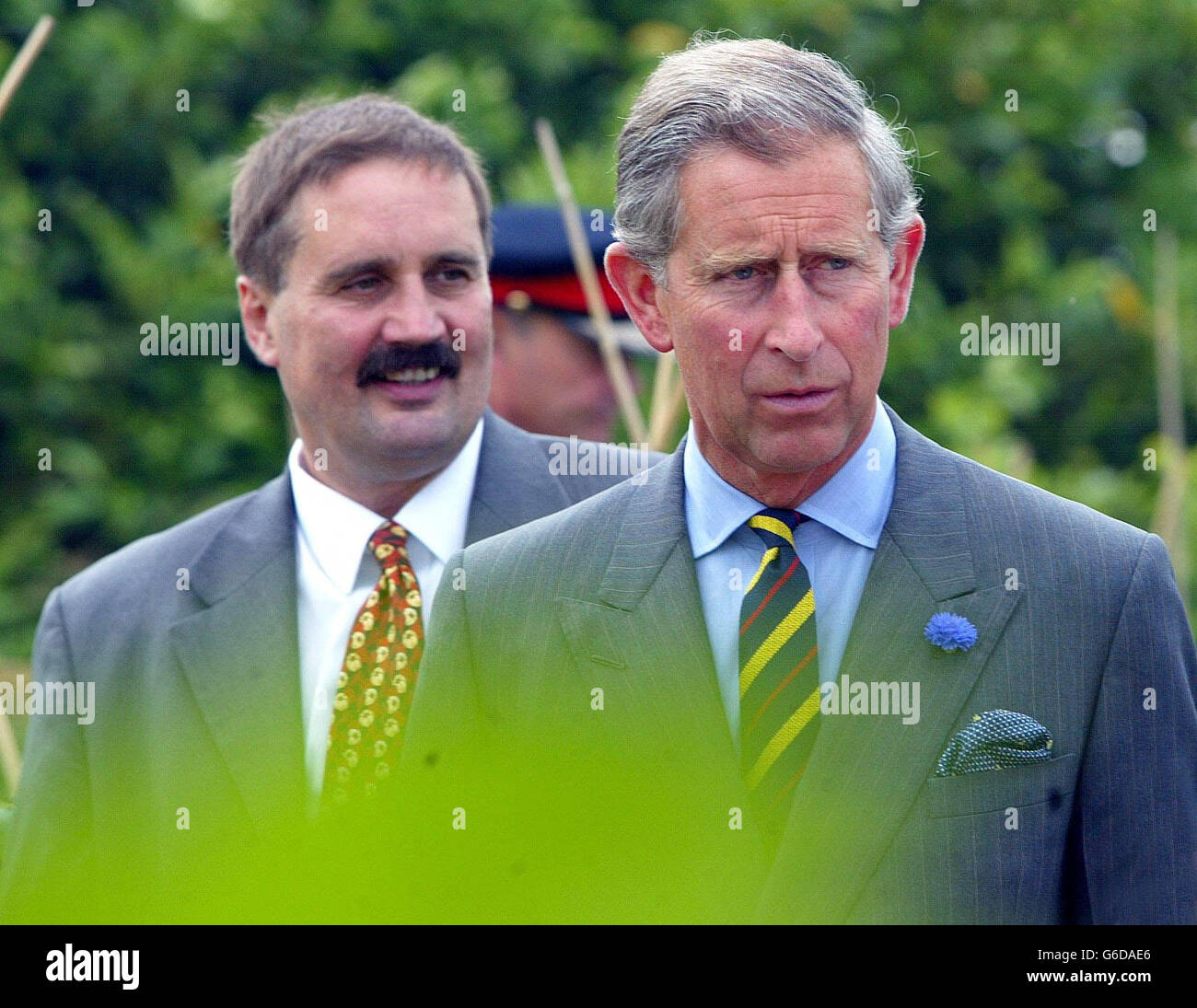 Der Prinz von Wales mit Alan Gear (Chief Exec von HDRA), während seines Besuchs bei HDRA, Ryton Organic Gardens, Ryton on Dunsmore, Coventry. Stockfoto