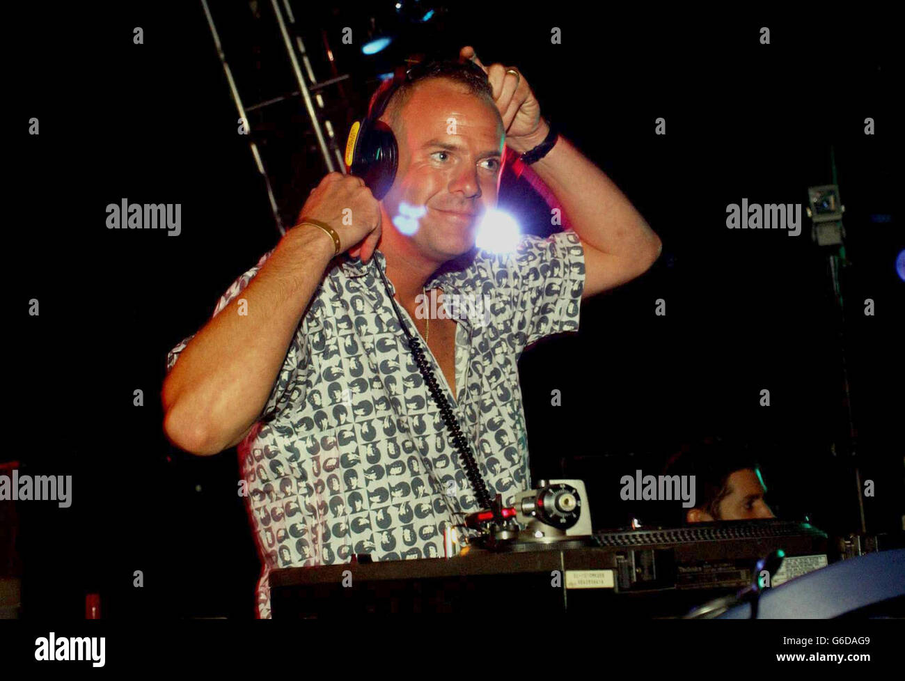 Glastonbury Fatboy Slim. DJ Fatboy Slim tritt im Tanzzelt beim Glastonbury Festival 2003 auf. Stockfoto
