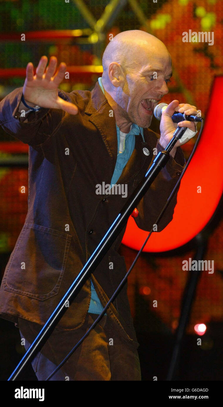 REM-Sänger Michael Stipe tritt live beim Glastonbury Festival 2003 auf. Stockfoto