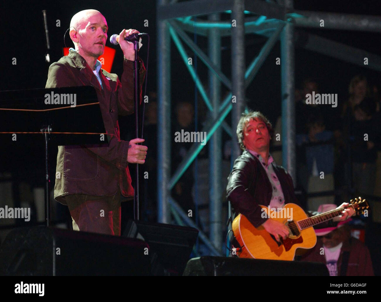 REM-Leadsänger Michael Stipe und Peter Buck beim Glastonbury Festival 2003. Stockfoto