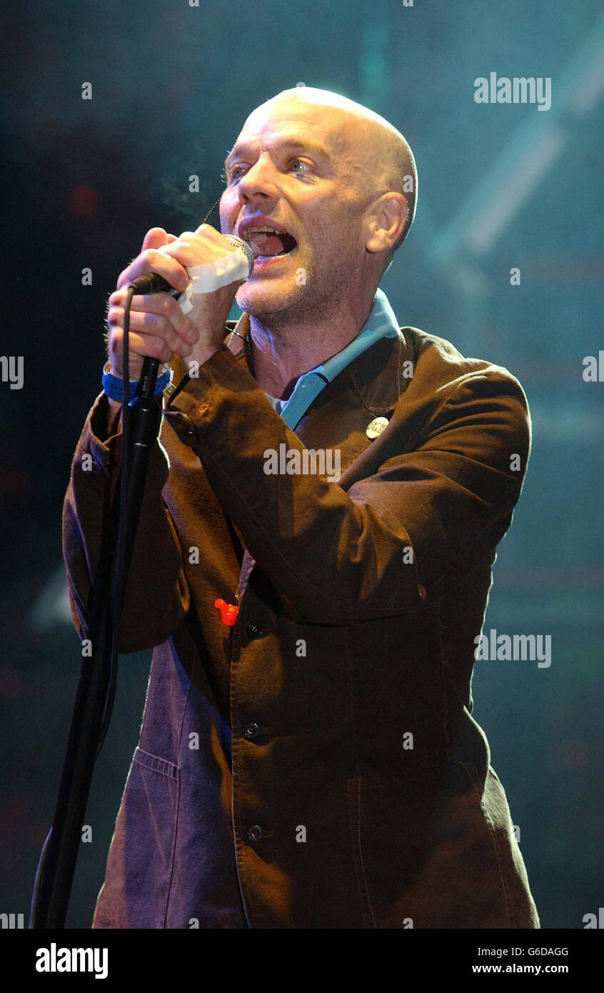 Glastonbury REM Michael Stipe. REM-Sänger Michael Stipe tritt live beim Glastonbury Festival 2003 auf. Stockfoto