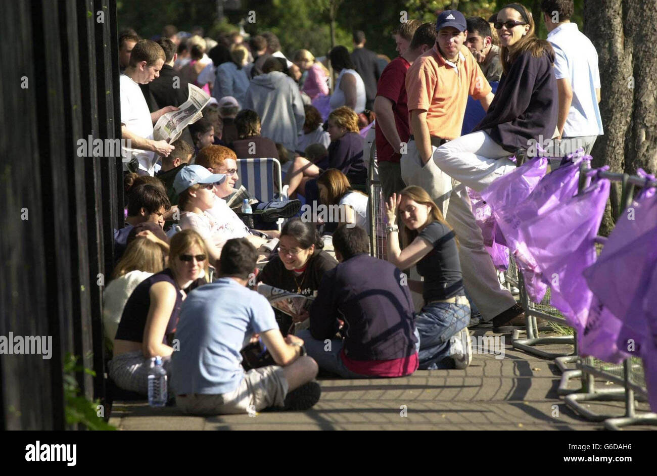 Vor Wimbledon stehen Tennisfans Schlange. Tim Henman startet seinen Versuch, der erste britische Mann seit 67 Jahren zu werden, um die Wimbledon-Krone zu heben, sicher in dem Wissen, dass einer seiner wichtigsten Rivalen bereits eliminiert wurde. Der Titelverteidiger und Nummer eins Lleyton Hewitt stürzte in der ersten Runde in einem der größten Wimbledon-Schocks aller Zeiten aus dem Rennen. Henman, der im letzten Jahr das Halbfinale erreichte, hofft nun, dass er das gleiche Schicksal erleidet, wenn er sich gegen Thomas ZIB aufstellt. Stockfoto