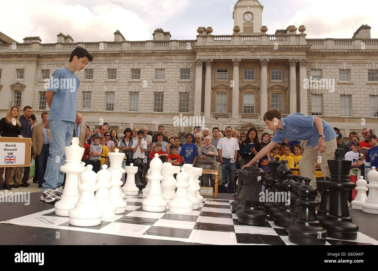Der 12-jährige David Howell aus Eastbourne, East Sussex spielt den Ukrainer, der 13-jährige Großmeister Sergei Karjakin (R) im Somerset House in London. Das heutige Spiel markierte die Eröffnung der Ausstellung "Art of Chess", die 19 Schachsätze vom frühen 20. Jahrhundert bis zur Gegenwart im Somerset House zeigt. Stockfoto
