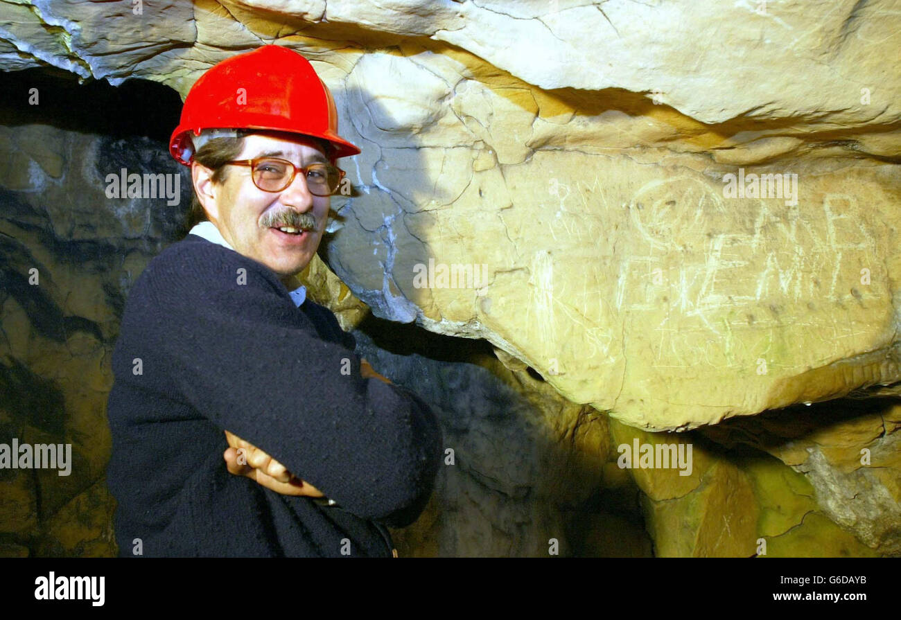 Der Archäologe Dr. Sergio Ripoll bei der Arbeit in den Höhlen von Cresswell Crags, in der Nähe von Worksop in Nottinghamshire, steht neben der vermutlich ersten Höhlenkunst der Eiszeit, die in Großbritannien gefunden wurde. *... Dr. Paul Pettit machte die erste Entdeckung der 12,000 Jahre alten Gravuren in den Höhlen im April 2003. Stockfoto