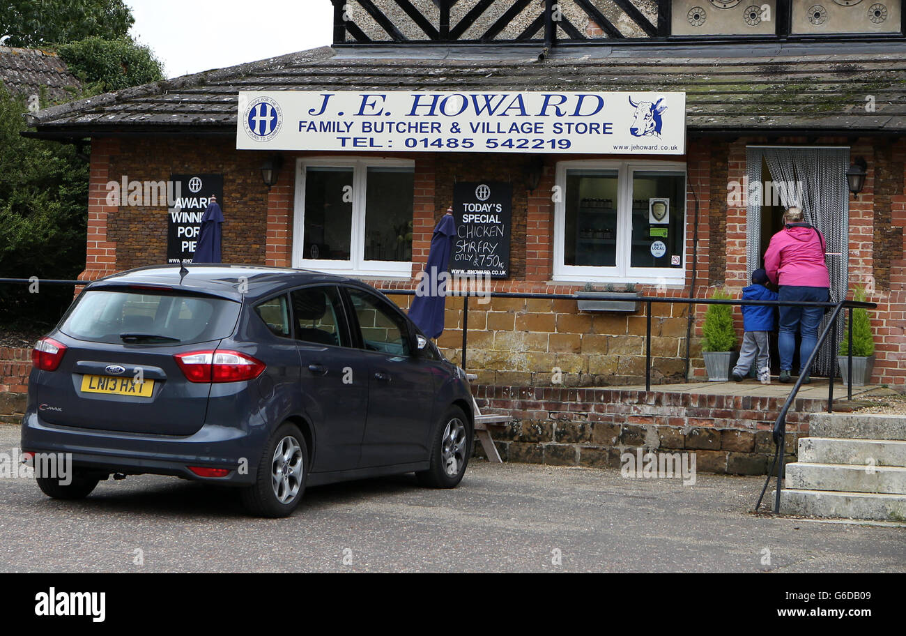 Allgemeine Ansicht der Dorfschlachter und Dorfladen in West Newton Dorf, Norfolk, ein Nachbardorf zu Anmer, und Anmer Hall, auf dem Royal Sandringham Estate in Norfolk, die der Herzog und die Herzogin von Cambridge als ihr Landhaus verwenden wird. Stockfoto