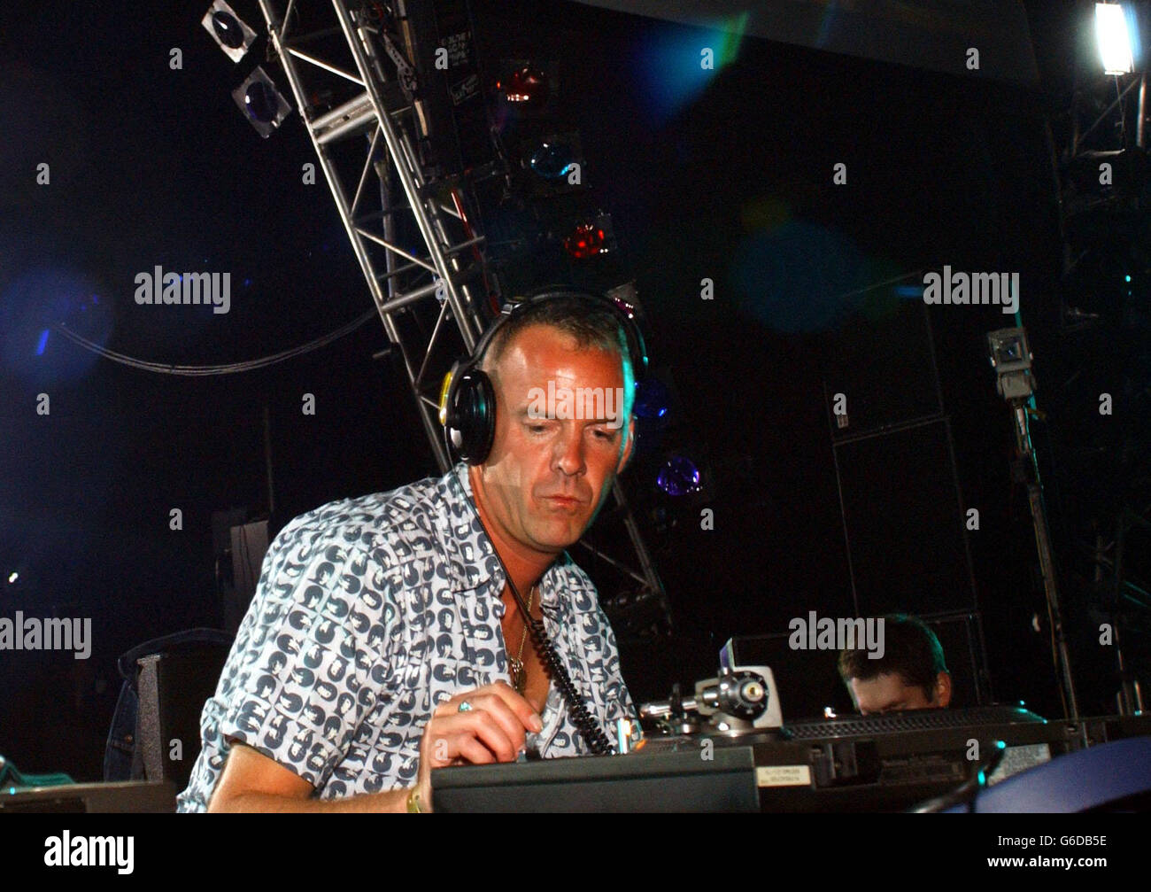 DJ Fatboy Slim tritt im Tanzzelt beim Glastonbury Festival 2003 auf. Stockfoto