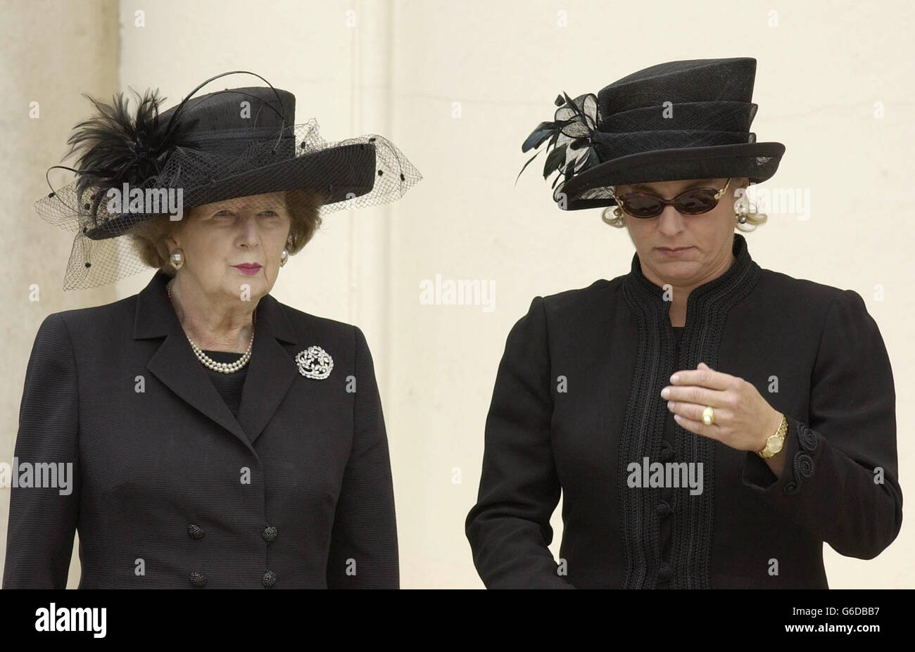 Die ehemalige Premierministerin Baroness Thatcher steht mit ihrer Tochter Carol vor der Beerdigung ihres Mannes im Royal Hospital in Chelsea, West-London. Sir Denis, 88, starb am 26. Juni nach einer kurzen Krankheit im Lister Hospital, London. * im Januar unterzog er sich einer sechsstündigen Herz-Bypass-Operation, von der er sich zu erholen schien, bevor er Mitte Juni wieder erkrankte. Stockfoto