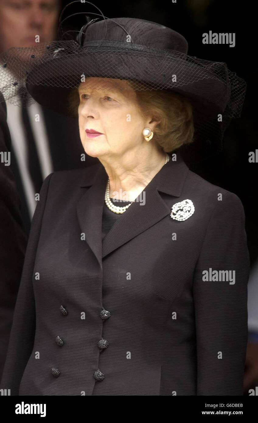 Die ehemalige Premierministerin Baroness Thatcher steht im Royal Hospital in Chelsea, West London, für die Beerdigung ihres Mannes. Sir Denis, 88, starb am 26. Juni nach kurzer Krankheit im Lister Hospital, London. *... Im Januar unterzog er sich einer sechsstündigen Herz-Bypass-Operation, von der er sich zu erholen schien, bevor er Mitte Juni wieder erkrankte. Stockfoto