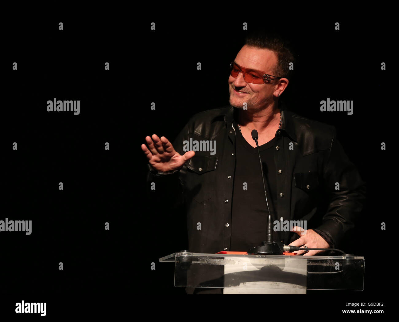 Bono hält eine Rede beim Amnesty International Ambassador of Conscience Award 2013 bei einer Zeremonie im Mansion House Dublin. Stockfoto