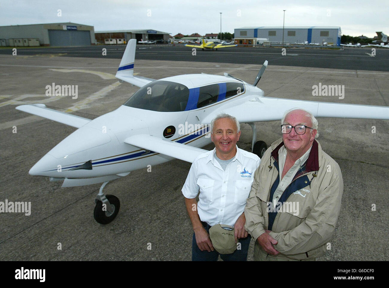 Jack Birkin (links) und Denis Wood kommen in ihrem handgefertigten Velocity-Flugzeug am Blackpool Airport an, nachdem sie den Atlantik überquert haben. Stockfoto