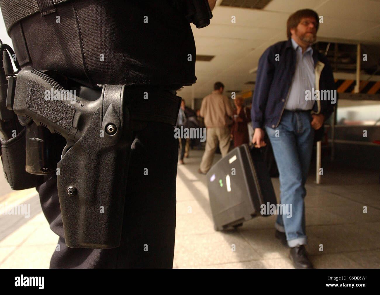 Bewaffnete Polizei auf Patrouille am Londoner Flughafen Heathrow, inmitten einer höheren Sicherheit in der Hauptstadt. Stockfoto