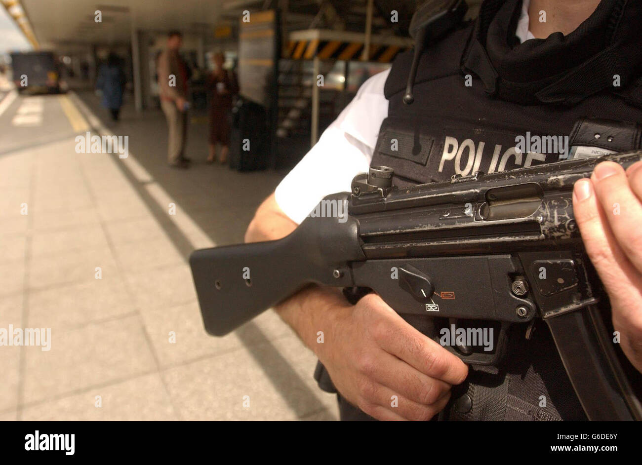 Bewaffnete Polizei auf Patrouille am Londoner Flughafen Heathrow, inmitten einer höheren Sicherheit in der Hauptstadt. Stockfoto