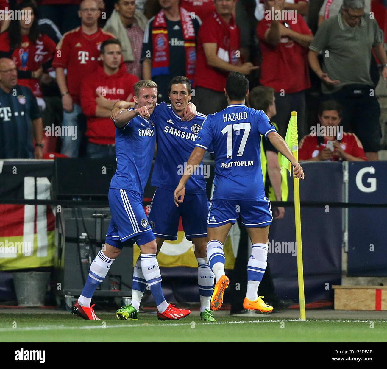 Chelsea's Fernando Torres (Mitte) feiert mit seinen Teamkollegen Andre Schurrle (Links) und Eden Hazard (rechts), nachdem er die Eröffnung seines Teams erzielt hat Ziel Stockfoto