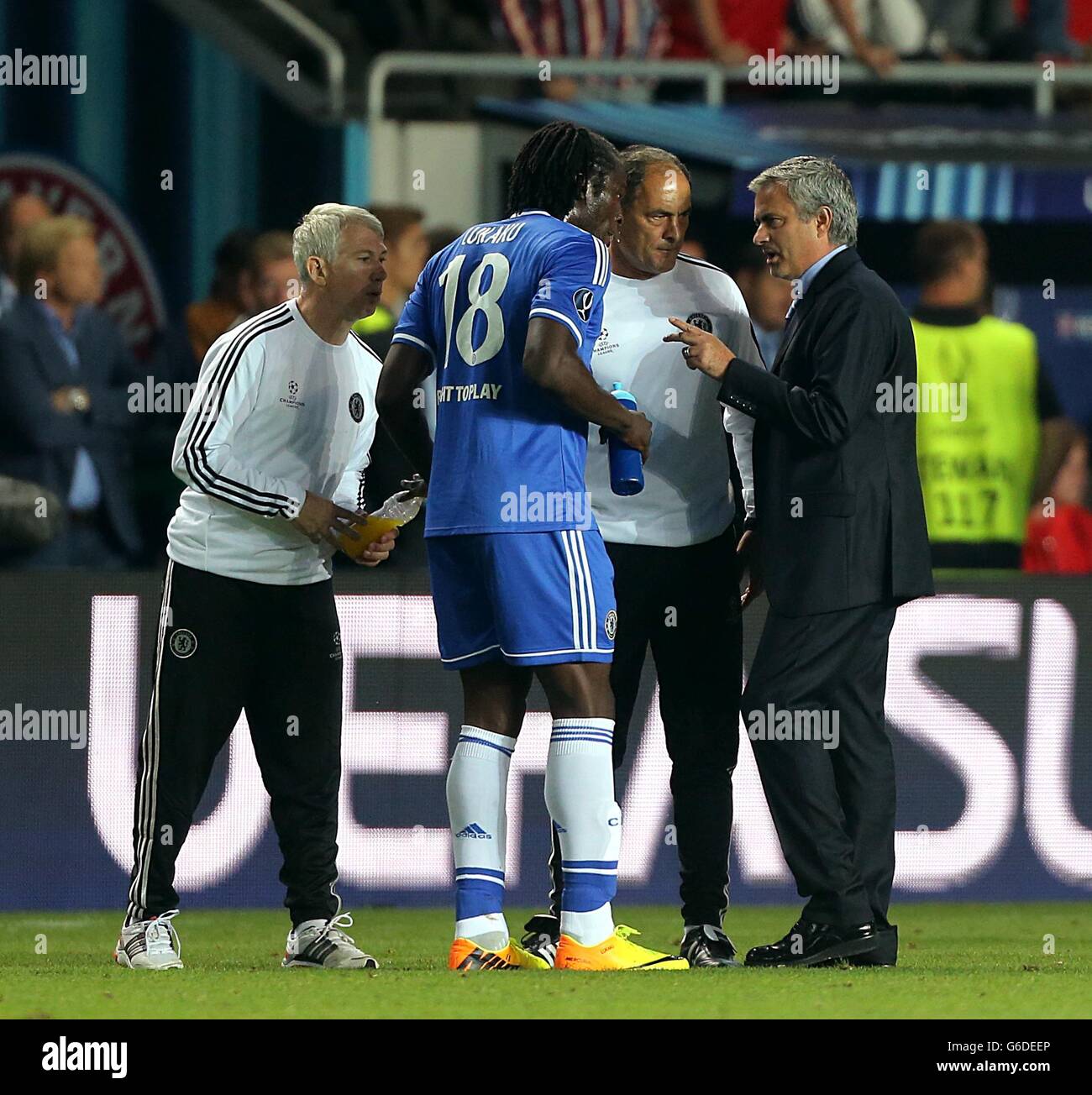 Der Chelsea-Manager Jose Mourinklusive (rechts) spricht mit Romelu Lukaku (18) Stockfoto