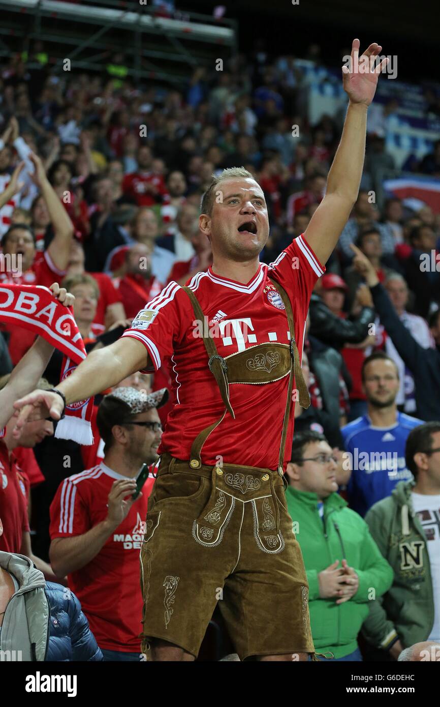 Fußball - UEFA Super Cup - Bayern München / Chelsea - Eden Arena. Ein Bayern-München-Fan feiert auf den Tribünen Stockfoto