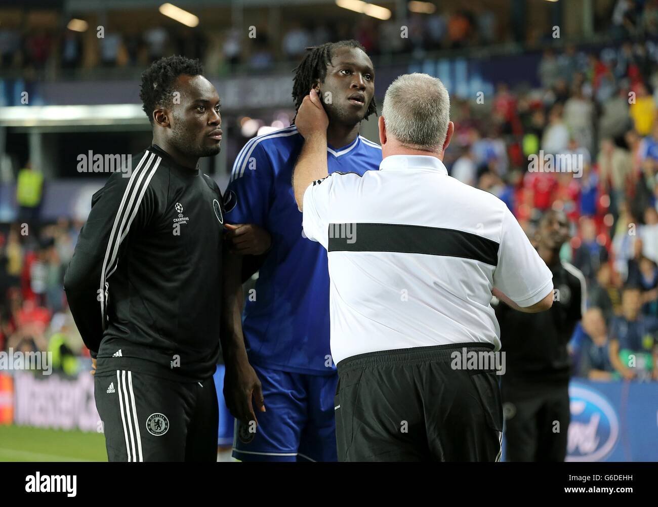 Chelseas Romelu Lukaku (Mitte) und Michael Essien (links) erscheinen niedergeschlagen Stockfoto