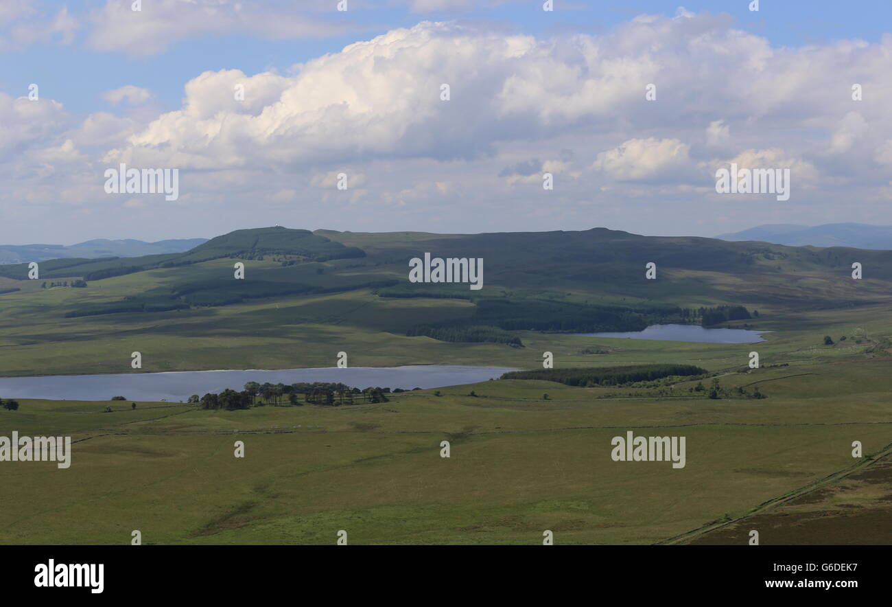 Erhöhten Blick auf Ballo und Harperleas Reservoir Lomond Hills Regional Park Fife Schottland Juni 2016 Stockfoto