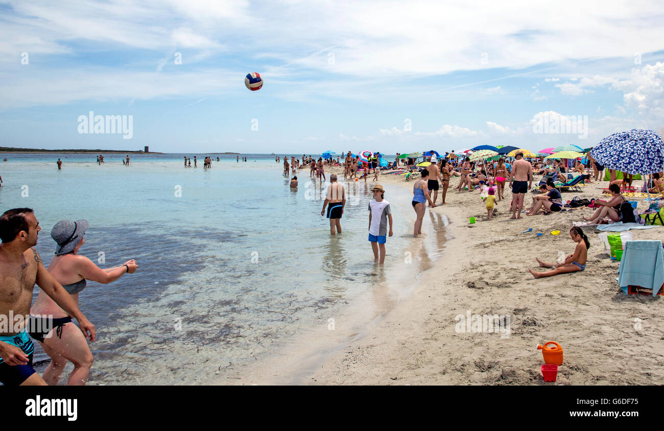 Menschen spielen Ball Stintino Strand Sardinien Italien Stockfoto